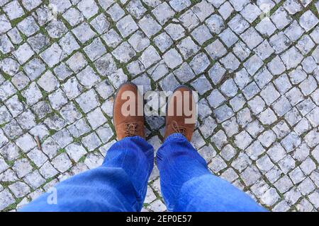 Vue de dessus de Young man avec bottes en fourrure et jeans Banque D'Images