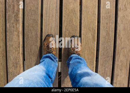 Vue de dessus de jeune homme avec des baskets et un jean Banque D'Images