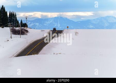 Rolling Rural Road à travers Idaho en hiver en direction de Grands Tetons Banque D'Images