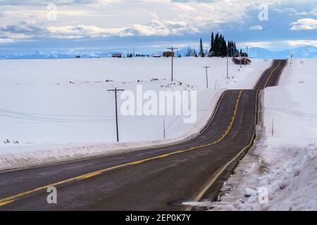 Rolling Rural Road à travers Idaho en hiver en direction de Grands Tetons Banque D'Images