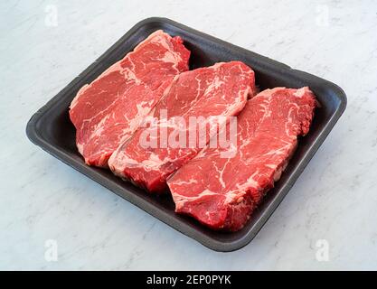 Steak de striploin de bœuf marbré sur un plateau en mousse de polystyrène d'épicerie Banque D'Images