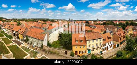 Vue panoramique aérienne de Quedlinburg en une belle journée d'été, en Allemagne Banque D'Images