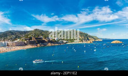 Plage de Tossa de Mar dans une belle journée d'été, Costa Brava, Catalogne, Espagne Banque D'Images