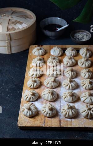 Gros plan sur les boulettes chinoises Baozi non cuites. Boulettes d'azie Banque D'Images