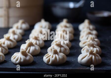 Gros plan sur les boulettes chinoises Baozi non cuites. Boulettes d'azie Banque D'Images