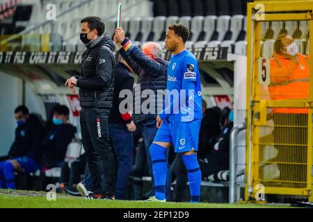 CHARLEROI, BELGIQUE - FÉVRIER 26 : substitution KRC Genk. Ebere Onuachu de KRC Genk, dans Cyriel Dessers de KRC Genk. Entraîneur John van den Bromm de KRC Banque D'Images