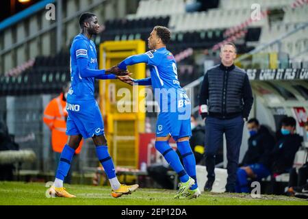 CHARLEROI, BELGIQUE - FÉVRIER 26 : substitution KRC Genk. Ebere Onuachu de KRC Genk, dans Cyriel Dessers de KRC Genk. Entraîneur John van den Bromm de KRC Banque D'Images