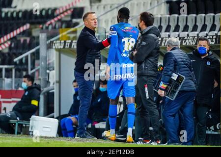 CHARLEROI, BELGIQUE - FÉVRIER 26 : substitution KRC Genk. Ebere Onuachu de KRC Genk, dans Cyriel Dessers de KRC Genk. Entraîneur John van den Bromm de KRC Banque D'Images