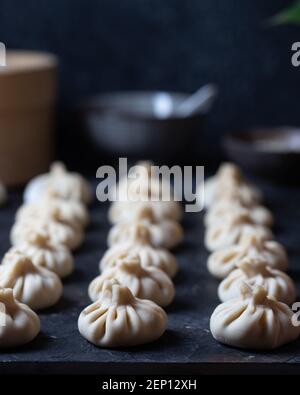 Gros plan sur les boulettes chinoises Baozi non cuites. Boulettes d'azie Banque D'Images