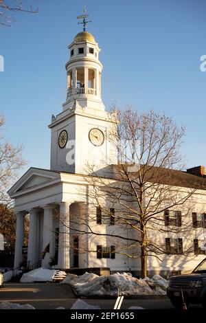 La première église paroissiale universelle dans le centre de Concord, Massachusetts, USA, un jour d'hiver. Banque D'Images
