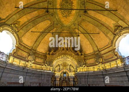 Intérieur de l'église de Clerigos, Portugal, dans une belle journée d'été Banque D'Images