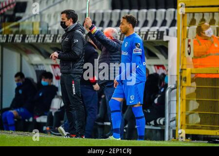 CHARLEROI, BELGIQUE - FÉVRIER 26 : substitution KRC Genk. Ebere Onuachu de KRC Genk, dans Cyriel Dessers de KRC Genk. Entraîneur John van den Bromm de KRC Banque D'Images