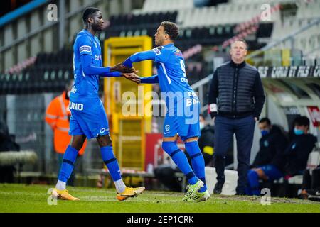 CHARLEROI, BELGIQUE - FÉVRIER 26 : substitution KRC Genk. Ebere Onuachu de KRC Genk, dans Cyriel Dessers de KRC Genk. Entraîneur John van den Bromm de KRC Banque D'Images