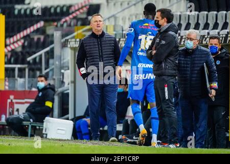 CHARLEROI, BELGIQUE - FÉVRIER 26 : substitution KRC Genk. Ebere Onuachu de KRC Genk, dans Cyriel Dessers de KRC Genk. Entraîneur John van den Bromm de KRC Banque D'Images