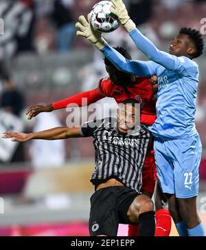 Doha, Qatar. 26 février 2021. Michael Olunga (L, haut) d'Al Duhail SC vies pour le bal avec Pedro Miguel Correia (bas) et Meshaal Aissa Barsham d'Al Sadd SC pendant le match final de la coupe du Qatar entre Al Sadd SC et Al Duhail SC à Doha, Qatar, le 26 février 2021. Credit: Nikku/Xinhua/Alay Live News Banque D'Images