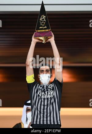 Doha, Qatar. 26 février 2021. Le capitaine Hassan al-Haydos d'Al Sadd SC célèbre avec le trophée après avoir remporté le match final de la coupe du Qatar entre Al Sadd SC et Al Duhail SC à Doha, Qatar, le 26 février 2021. Credit: Nikku/Xinhua/Alay Live News Banque D'Images