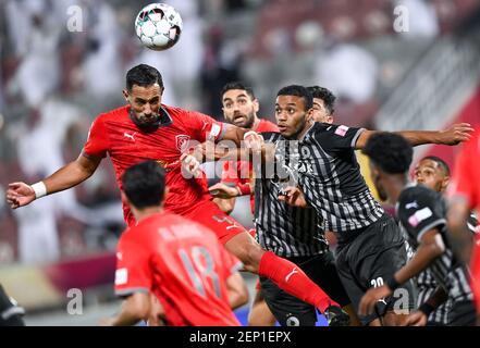 Doha, Qatar. 26 février 2021. Medhi Benatia (L, haut) d'Al Duhail SC vies pour le bal avec Salem Ali Al-hajri (R, haut) d'Al Sadd SC lors du match final de la coupe du Qatar entre Al Sadd SC et Al Duhail SC à Doha, Qatar, 26 février 2021. Credit: Nikku/Xinhua/Alay Live News Banque D'Images