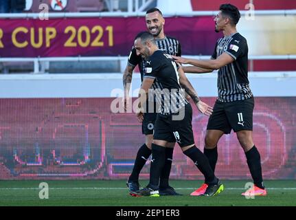 Doha, Qatar. 26 février 2021. Bagdad Bounedjah (R) d'Al Sadd SC fête avec ses coéquipiers après avoir marquant le but d'ouverture lors du match final de la coupe du Qatar entre Al Sadd SC et Al Duhail SC à Doha, Qatar, le 26 février 2021. Credit: Nikku/Xinhua/Alay Live News Banque D'Images