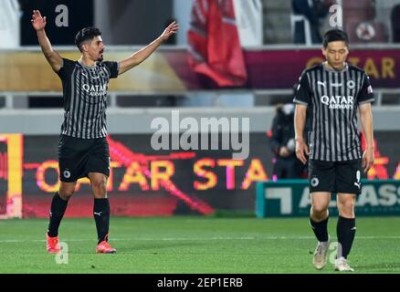 Doha, Qatar. 26 février 2021. Bagdad Bounedjah (L) d'Al Sadd SC célèbre après avoir marquant le deuxième but lors du match final de la coupe du Qatar entre Al Sadd SC et Al Duhail SC à Doha, Qatar, le 26 février 2021. Credit: Nikku/Xinhua/Alay Live News Banque D'Images