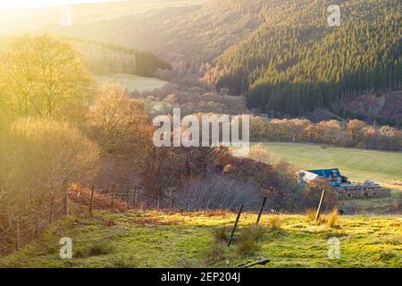 Vue sur Clunemore depuis les flancs escarpés de Glen Coiltie près de Drumnadrochit dans les Highlands d'Écosse. Banque D'Images