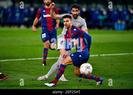 VALENCE, ESPAGNE - FÉVRIER 26 : Raul Garcia de l'Athlétique Bilbao et Rober Pier de Levante pendant le match LaLiga Santander entre Levante et Athlétic Banque D'Images