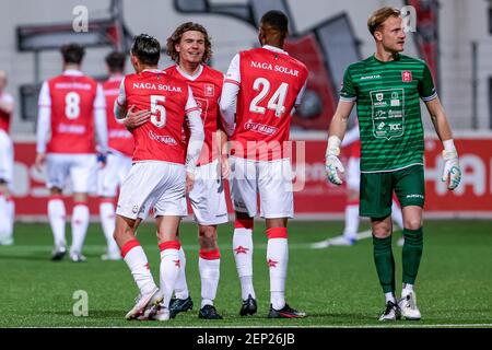 MAASTRICHT, PAYS-BAS - FÉVRIER 26 : Gaston Salasiwa de MVV Maastricht, Tim Zeegers de MVV Maastricht, Bremm Soumaoro de MVV Maastricht Manuel Angiul Banque D'Images