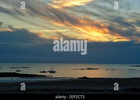 Beau coucher de soleil se reflétant sur l'océan atlantique à Bretignolles France Banque D'Images