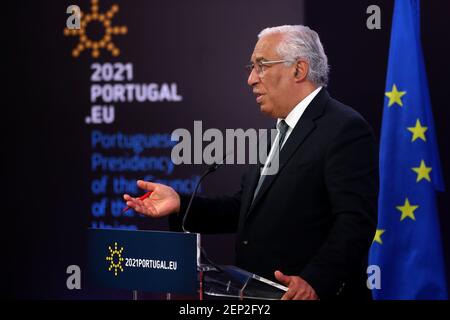 (210227) -- LISBONNE, 27 février 2021 (Xinhua) -- le Premier ministre portugais Antonio Costa prend la parole lors d'une conférence de presse à l'issue d'une conférence vidéo de deux jours au sommet des membres du Conseil européen sur la pandémie COVID-19 au Centro Cultural de Belem à Lisbonne, Portugal, le 26 février 2021. A la suite de la réunion du Conseil européen, qui s'est tenue par vidéo-conférence les 25 et 26 février, le Premier ministre portugais Antonio Costa a déclaré que tous les participants étaient d'accord pour dire que « pour éradiquer la pandémie, il est nécessaire d'accélérer le processus de vaccination contre le nouveau coronavirus » dans l'Union européenne (UE). Banque D'Images