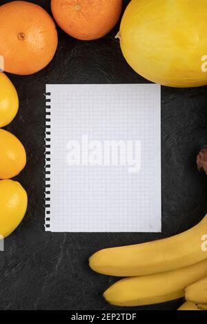 Différents fruits et légumes sains avec une feuille vide de papier Banque D'Images