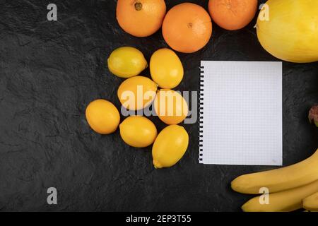 Différents fruits et légumes sains avec une feuille vide de papier Banque D'Images