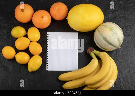 Différents fruits et légumes sains avec une feuille vide de papier Banque D'Images