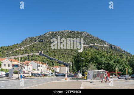 Ston, Croatie - 20 août 2020 : vue sur la vieille ville du mur de ston sur la colline en été le matin Banque D'Images