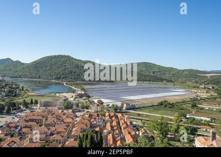 Vue sur le mur en pierre de la colline de Salt Field, à l'extérieur de Ston in Été du sud de la Croatie Banque D'Images