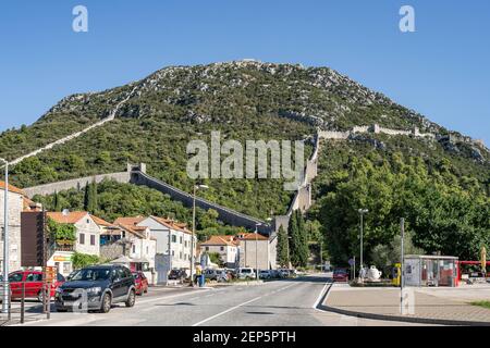 Ston, Croatie - 20 août 2020 : vue sur la vieille ville du mur de ston sur la colline en été le matin Banque D'Images