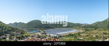 Vue panoramique sur la colline de Salt Field à l'extérieur de Ston, dans le sud Croatie été Banque D'Images