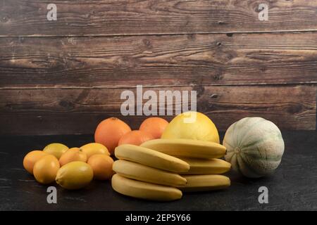 Variété de fruits tropicaux mûrs frais sur table noire Banque D'Images