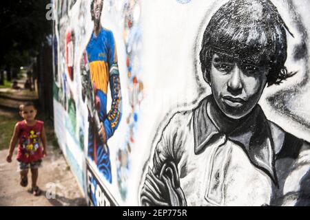 Buenos Aires, Argentine. 12 janvier 2021. Fresque en l'honneur de la star Argentine du football Maradona par l'artiste Damian Ferro. La peinture se tient près du cimetière où Maradona a été enterré. (À dpa 'héritage de Maradona: Entre la vénération des saints et le vasime' de 27.02.2021) Credit: Fernando Gens/dpa/Alamy Live News Banque D'Images