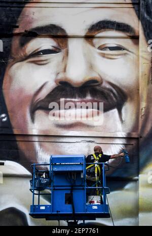 Buenos Aires, Argentine. 15 février 2021. Alfredo Segatori travaille sur sa fresque dans le quartier de la Boca à la mémoire du 'Golden boy' Maradona. « c'est mon humble contribution à la vénération qui lui est versée dans le monde entier », déclare Segatori. (À dpa 'héritage de Maradona: Entre la vénération des saints et le vasime' de 27.02.2021) Credit: Fernando Gens/dpa/Alamy Live News Banque D'Images