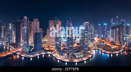 Dubai Marina Towers illuminant la nuit dans une vue panoramique Avec Atlantis The Palm en arrière-plan Banque D'Images