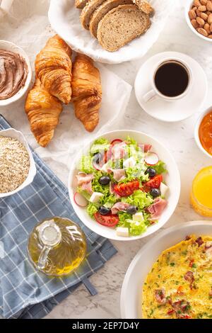 Assortiment copieux de petits déjeuners avec sélection de plats sains, café et jus de fruits Banque D'Images