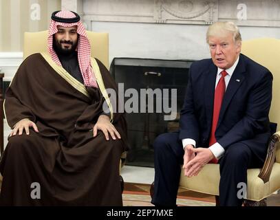 Photo du dossier datée du 14 mars 2017, le président américain Donald Trump (R) rencontre Mohammed ben Salman, prince héritier adjoint et ministre de la Défense du Royaume d'Arabie saoudite, dans le Bureau ovale de la Maison Blanche, à Washington, DC, États-Unis. Un rapport des services de renseignement américains a révélé que le prince héritier saoudien Mohammed ben Salman avait approuvé le meurtre du journaliste saoudien exilé Jamal Khashoggi en 2018. Selon le rapport publié par l'administration Biden, le prince a approuvé un plan pour « capturer ou tuer » Khashoggi. Photo de Mark Wilson/Pool/ABACAPRESS. Credit: Abaca Press/Alay Live News Banque D'Images