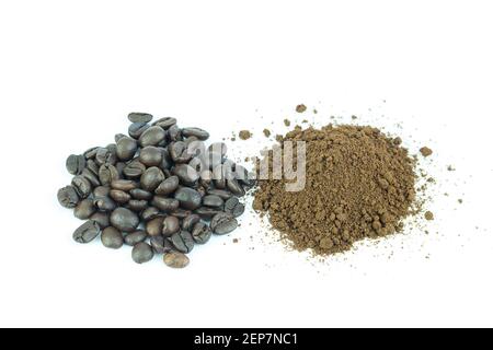 Gros plan sur les grains de café recueillis avec de la poudre de café sur fond blanc Banque D'Images