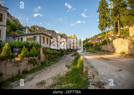 MELNIK, BULGARIE - 01 JUIN 2018 : rue typique et maisons anciennes dans la ville historique de Melnik, Bulgarie. Banque D'Images