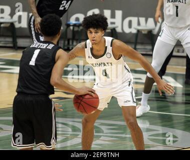 26 février 2021 - les guerriers arc-en-ciel d'Hawaï gardent Noel Coleman #4 défend contre l'État de long Beach les 49ers gardent Michael carter III #1 pendant un match entre les guerriers arc-en-ciel d'Hawaï et les 49ers de l'État de long Beach à la Squili Arena au Stan Sheriff Center à Honolulu, HI - Michael Sullivan/CSM Banque D'Images