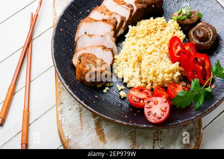 Steak de viande appétissant avec porridge bulgur et légumes Banque D'Images