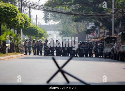 La police patrouille les rues de Yangon pendant la manifestation contre le coup d'État militaire.l'armée du Myanmar a détenu le conseiller d'État du Myanmar Aung San Suu Kyi et a déclaré l'état d'urgence tout en prenant le pouvoir dans le pays pendant un an après avoir perdu les élections contre la Ligue nationale pour la démocratie (NLD). Banque D'Images