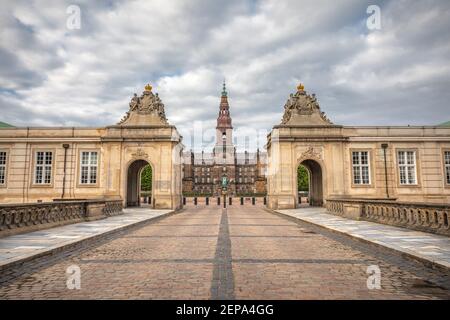 Le Palais Christiansborg est un palais et un bâtiment gouvernemental sur l'îlot de Slotsholmen dans le centre de Copenhague, au Danemark Banque D'Images