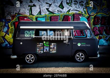 Fourgonnette VW Camper portant la marque X Box pour les festivals. Open Sides avec X Box Consol's pour jouer à des événements en direct. Banque D'Images