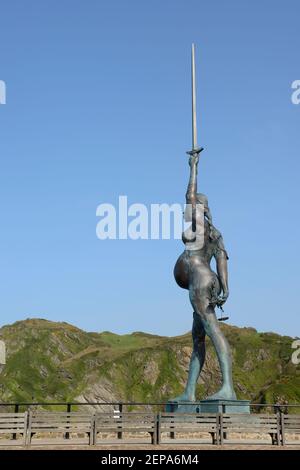 La statue de Damien Hirst 'Verity' sur la jetée à Ilfracombe, Devon, UK. Banque D'Images