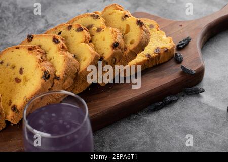 Gâteau de roulette fait maison en tranches avec cocktail de raisin Banque D'Images
